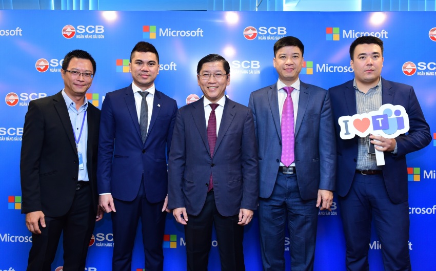Ban lãnh đạo SCB, Microsoft Việt Nam và  Sofline chụp ảnh tại chương trình
