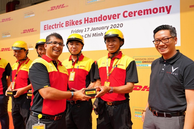 Ông Shoeib Reza Choudhury, Tổng Giám đốc DHL Express Việt Nam bàn giao chìa khóa xe máy điện cho đội ngũ bưu tá của công ty.