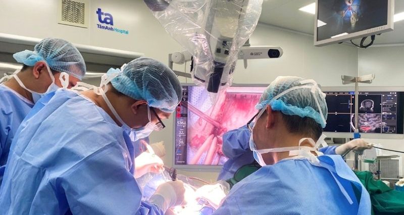 Bệnh viện Tâm Anh phẫu thuật não tỉnh cho bệnh nhân xuất huyết não bằng robot AI 8