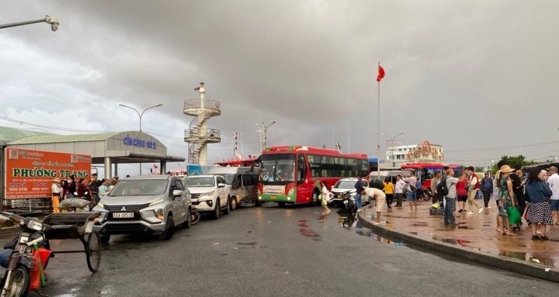 tau-di-phu-quoc-nam-du-tam-ngung-hoat-dong-hang-tram-khach-chon-chan-tai-ben-cang-1