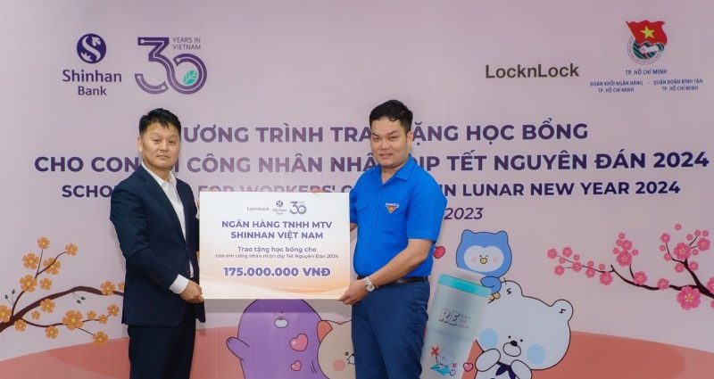 ngan-hang-shinhan-cung-thanh-doan-trao-tang-50-phan-hoc-bong-va-50-phan-qua-cho-hoc-sinh-vuot-kho-1