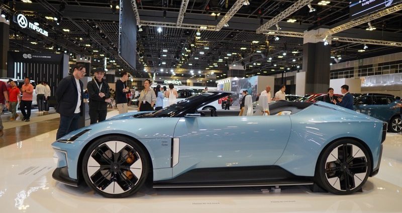 xe-dien-ap-dao-tai-trien-lam-oto-singapore-2024-8-2