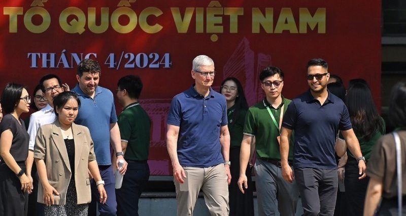 ceo-apple-tim-cook-cung-hoc-sinh-ha-noi-lam-bai-tap-2