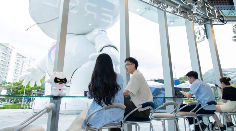 Giới trẻ TPHCM hào hứng check-in Besoverse Cosmic Cafe