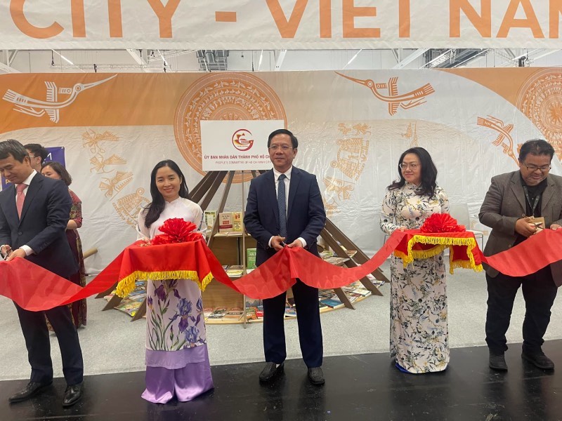 gian-hang-tp-hcm-tai-hoi-sach-frankfurt-lon-nhat-the-gioi