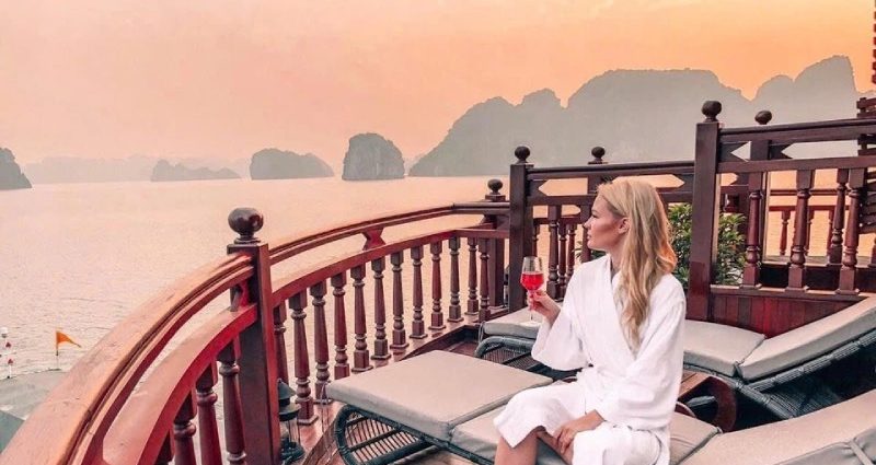 ngam-hoang-hon-tren-vinh-ha-long-8-gio-toi