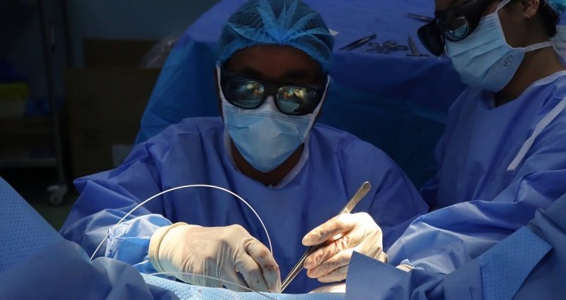 pgs-duong-van-hai-vi-bac-si-dau-tien-dung-laser-chua-tri-thumb