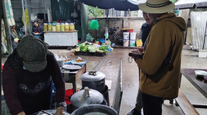 trieu-phu-my-tham-gia-du-lich-cho-gioi-sieu-giau-tai-viet-nam-an-banh-cuốn