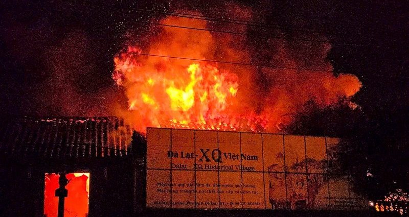 việt-nam-chay-co-so-tranh-theu-lua-da-lat-xq