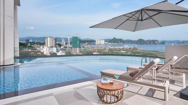 trai-nghiem-dang-cap-tai-khach-san-the-yacht-by-dc-nhu-o-du-thuyen-ho-boi