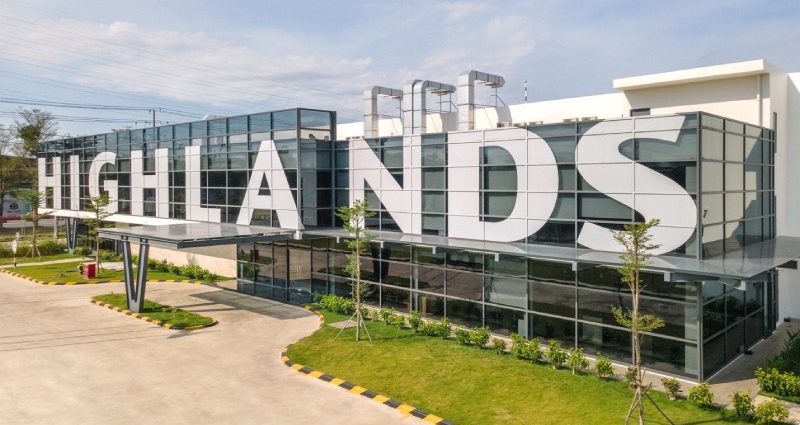 highlands-coffee-va-nha-may-rang-xay-ca-phe-sat-cang-cai-mep-anh-thumb