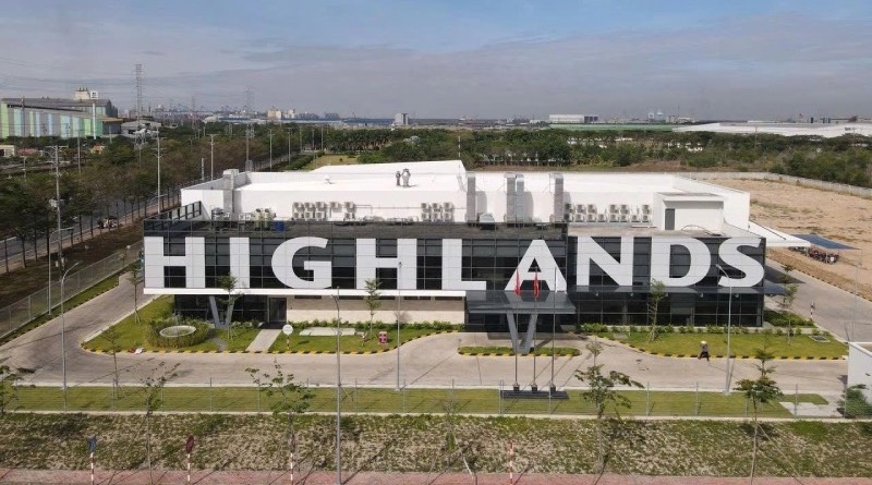 highlands-coffee-va-nha-may-rang-xay-ca-phe-sat-cang-cai-mep-thumb