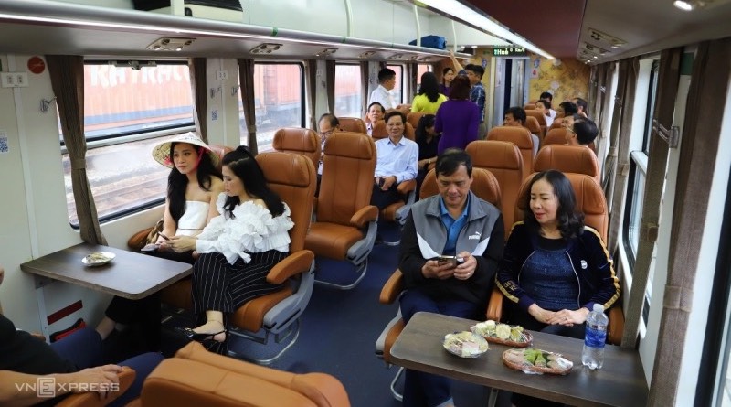 khai-truong-tuyen-tau-du-lich-ve-mien-dat-vo-ket-noi-quy-nhon-dieu-tri-bua-an-tren-tau