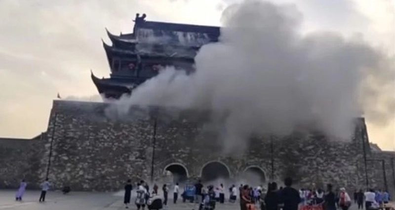 thap-co-650-nam-o-trung-quoc-sap-mai-khi-dang-don-khach-du-lich-trung-quốc