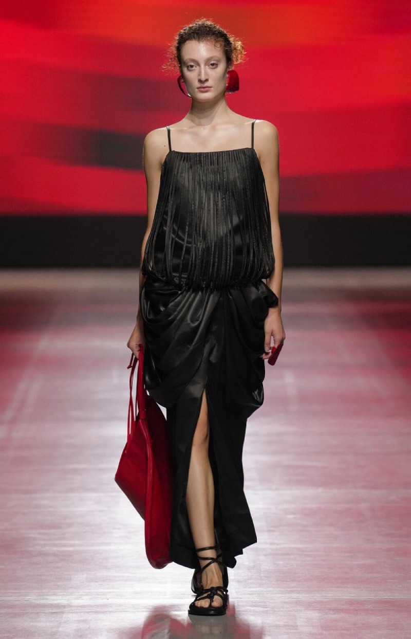 phan-dang-hoang-dua-lanh-my-a-den-san-dien-milan-fashion-week-xuan-he-2026-coctail
