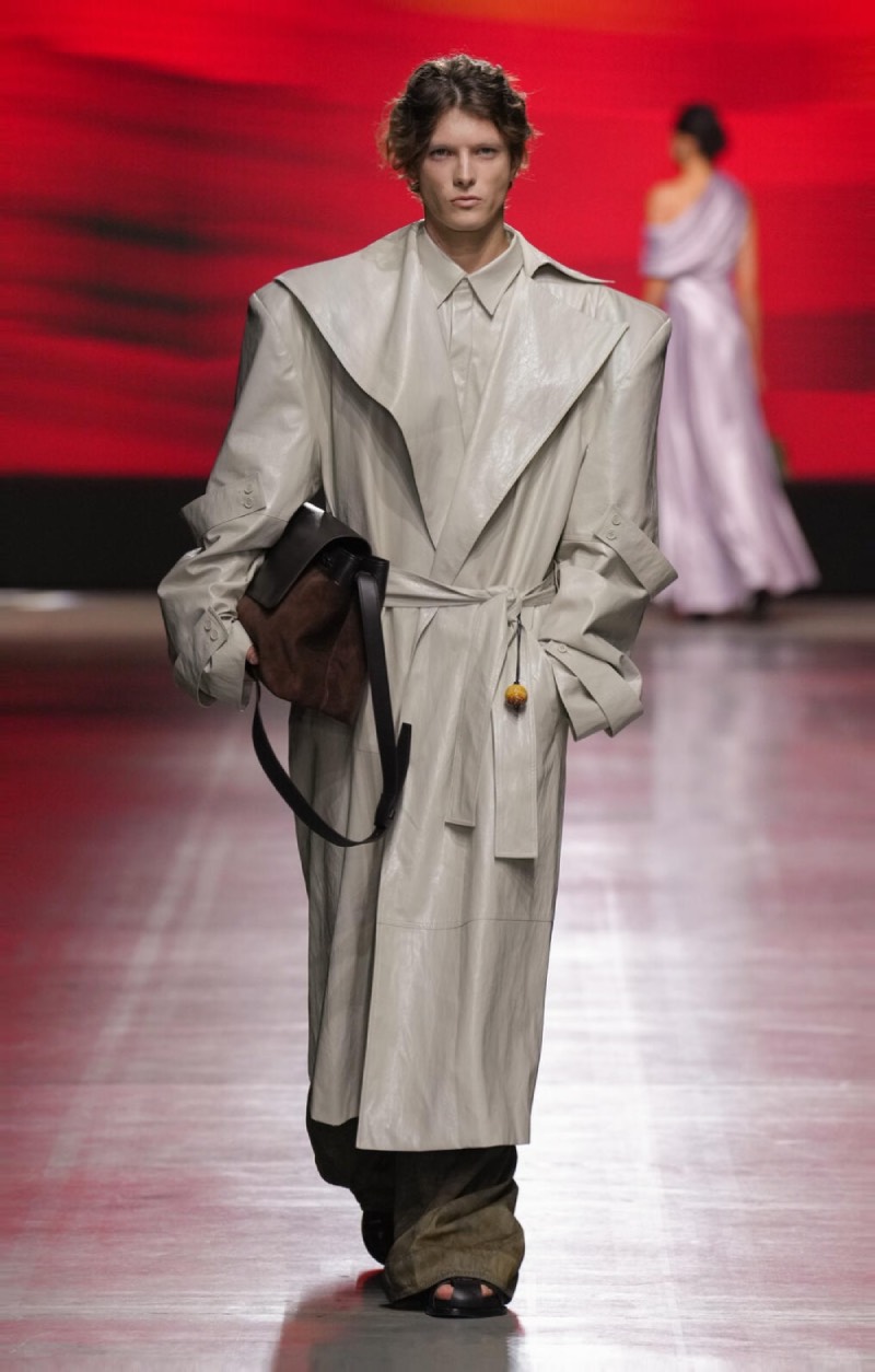 phan-dang-hoang-dua-lanh-my-a-den-san-dien-milan-fashion-week-xuan-he-2026-vest-nam