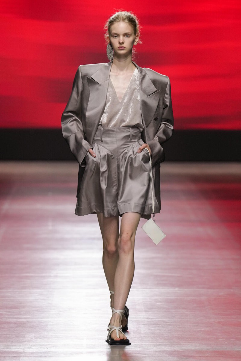phan-dang-hoang-dua-lanh-my-a-den-san-dien-milan-fashion-week-xuan-he-2026-vest-nu