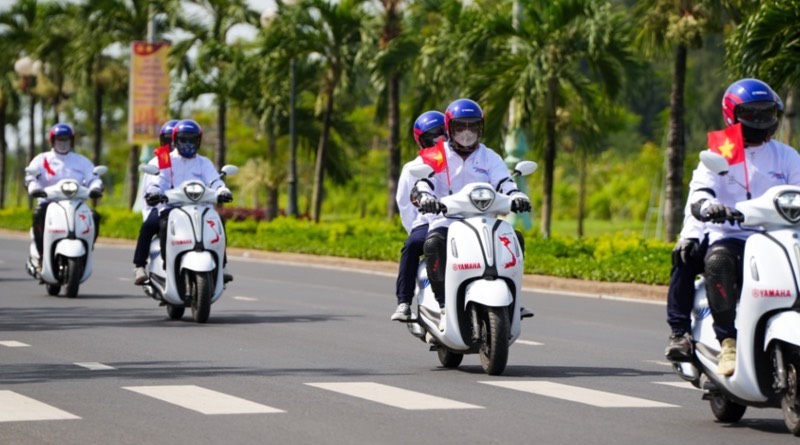 phong-cach-hien-dai-cua-hoa-hau-gen-z-huynh-thi-thanh-thuy-cung-yamaha-grande-TOURING
