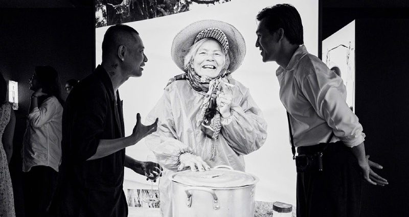 trien-lam-anh-too-happy-to-tell-hanh-phuc-gian-di-qua-doi-mat-thien-minh-anh-chup