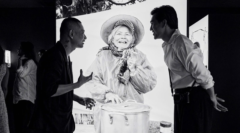 trien-lam-anh-too-happy-to-tell-hanh-phuc-gian-di-qua-doi-mat-thien-minh-anh-chup