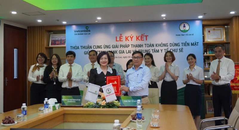 vietcombank-gia-lai-va-trung-tam-y-te-chu-se-trien-khai-thanh-toan-vien-phi-khong-dung-tien-mat-ky-ket