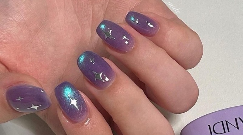 xu-huong-nail-mat-meo-mau-tim-tu-khi-dong-lai-bieu-tuong-may-man-va-thinh-vuong-mat-meo-tim-vua