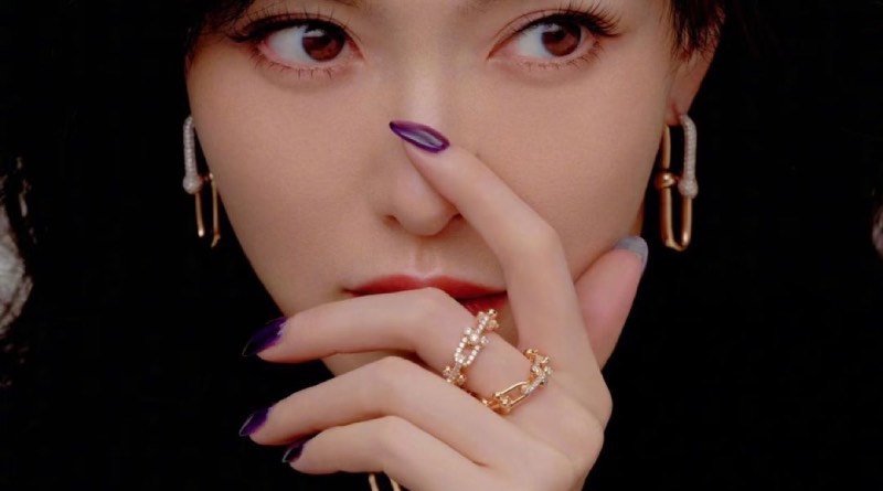 xu-huong-nail-mat-meo-mau-tim-tu-khi-dong-lai-bieu-tuong-may-man-va-thinh-vuong-ngoi-sao