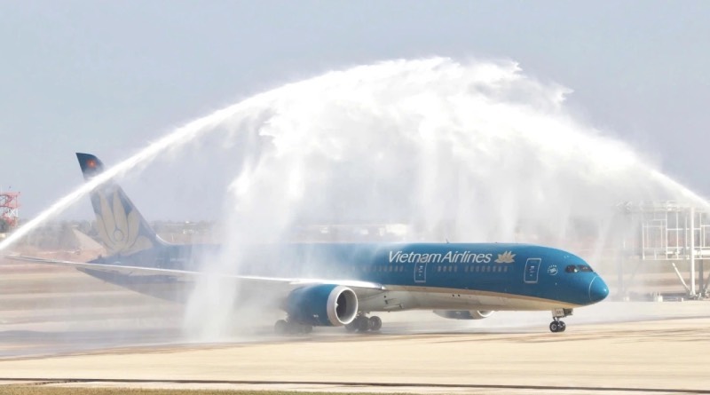 Nghi-thuc-phun-vo-i-ro-ng-long-thanh-don-3-chuyen-bay-cho-khach-dau-tien