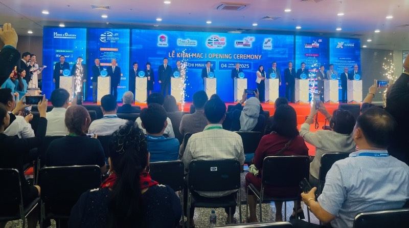 khu-gian-hang-hong-kong-tao-diem-nhan-tai-vietnam-expo-2025-cong-nghe-san-pham-hien-dai-thumb