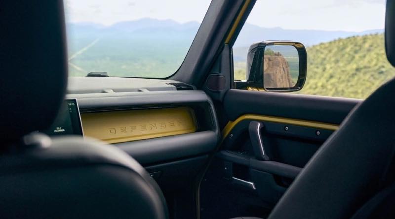 defender-trophy-viet-nam-khoang-truoc