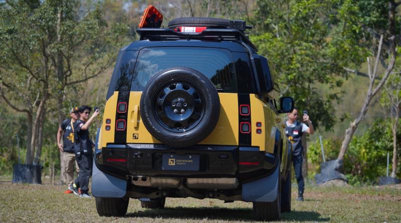 defender-trophy-viet-nam-phia-sau