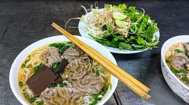 7-quan-an-ngon-o-hue-tasteatlas-quan-Cam