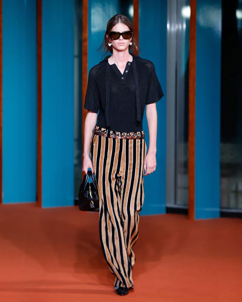 Tory-Burch-Xuan-He-2027-mau-den